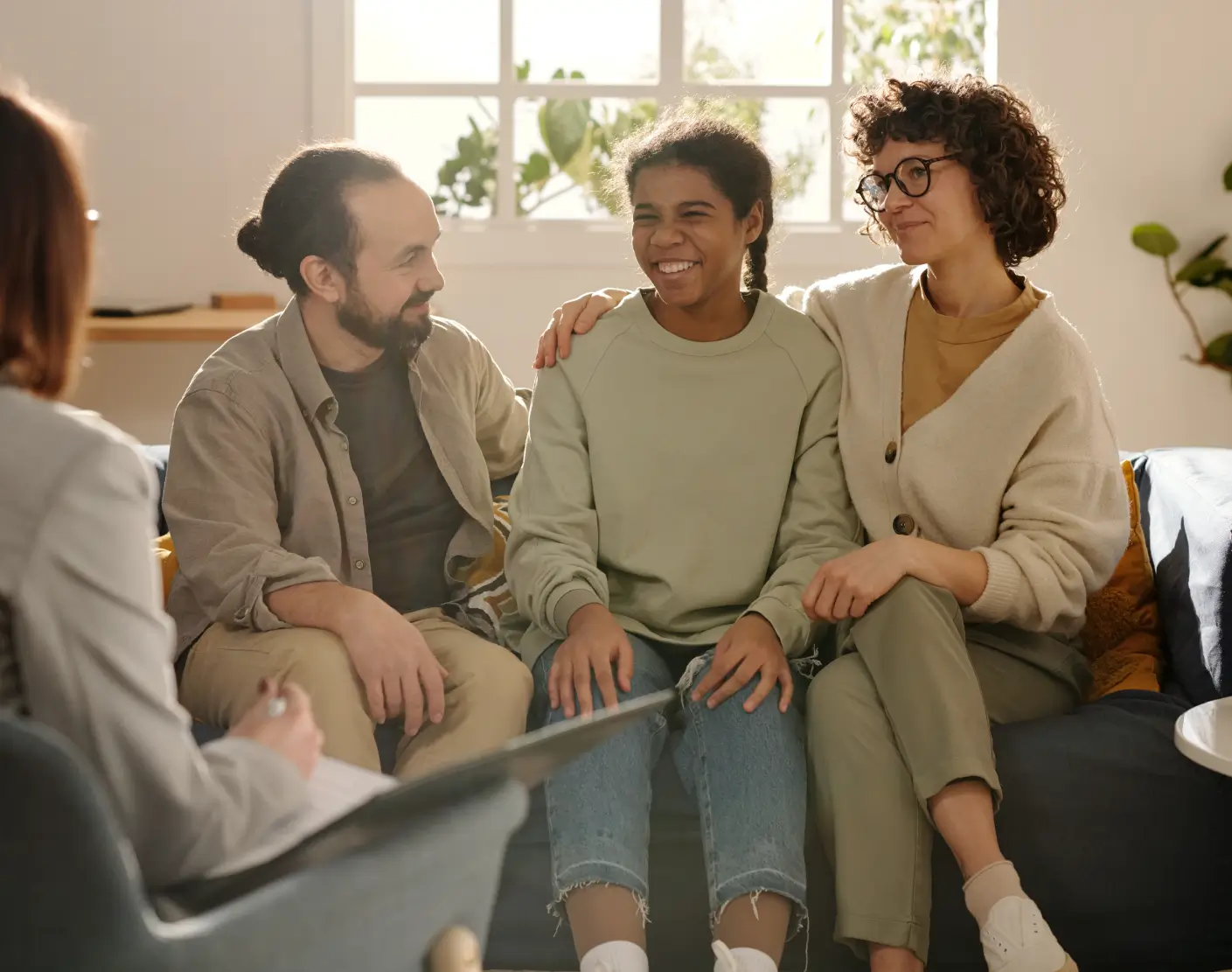 En familjehemsplacerad flicka som har ett möte med sin familj och familjehemskonsulent